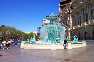 paris-fountain.jpg - 23033 Bytes